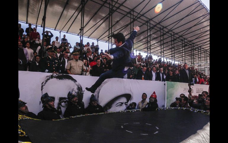 El viaje de Aristóteles por el aire terminó en una cama elástica.  /