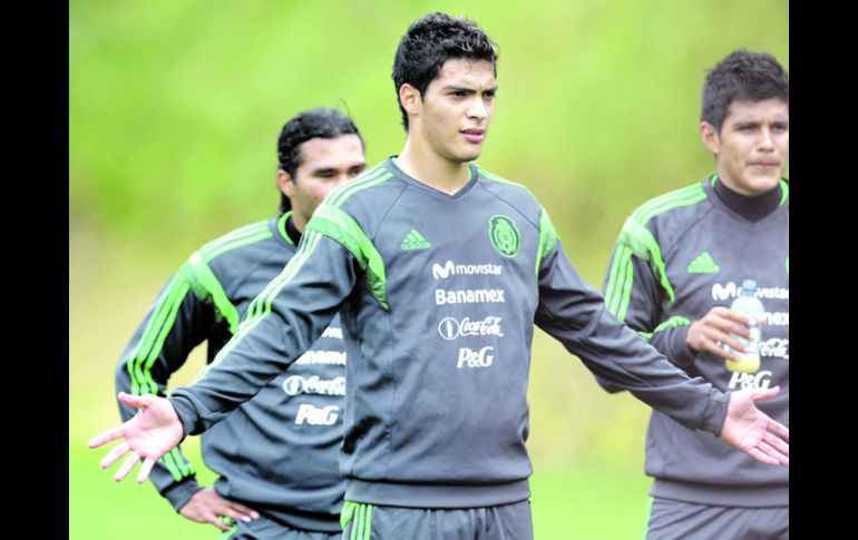 Raúl Jiménez espera celebrar esta próxima madrugada junto a sus compañeros el pase de México al mundial de Brasil. AP /