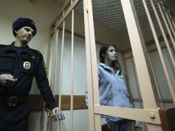 La activista argentina de Greenpeace Camila Speziale (D) permanece en una celda durante una vista judicial en el tribunal Primorsky. EFE /