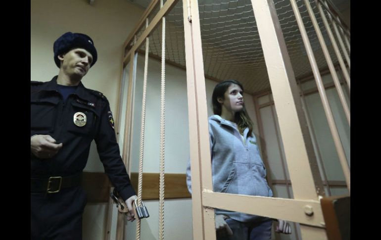 La activista argentina de Greenpeace Camila Speziale (D) permanece en una celda durante una vista judicial en el tribunal Primorsky. EFE /