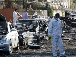 Expertos forenses trabajan en el lugar del atentado fuera de la embajada de Irán en Beirut, Líbano. AFP /