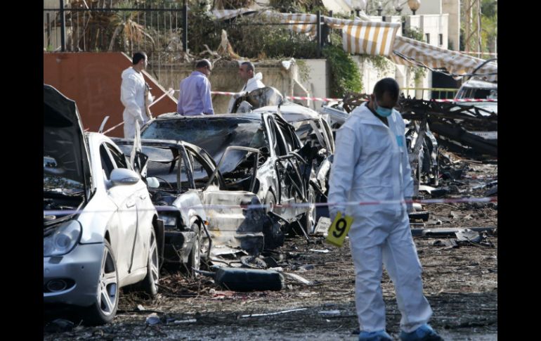 Expertos forenses trabajan en el lugar del atentado fuera de la embajada de Irán en Beirut, Líbano. AFP /