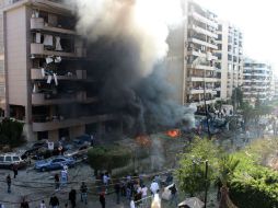 Policías libios inspeccionan el lugar donde se produjo la explosión de dos artefactos cerca de la Embajada de Irán. AFP /