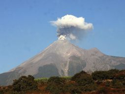 Hasta el momento se han registrado alrededor de 100 derrumbes desde el cono hasta las faldas del volcán. ARCHIVO /