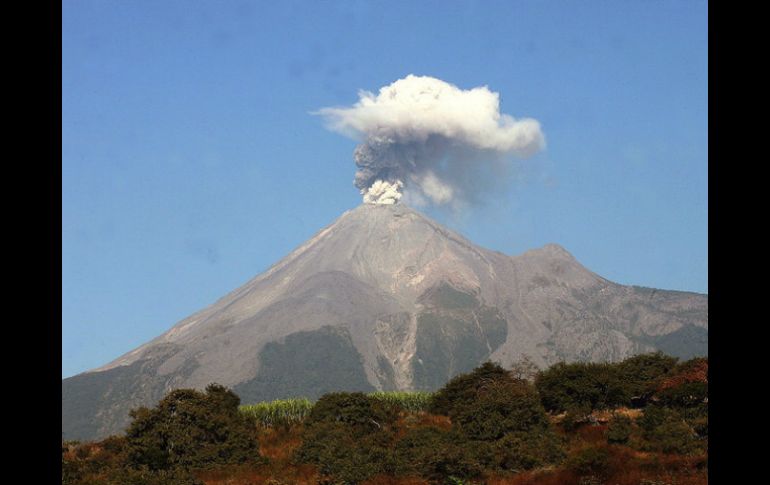 Hasta el momento se han registrado alrededor de 100 derrumbes desde el cono hasta las faldas del volcán. ARCHIVO /