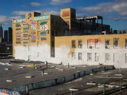 Imagen del antes (arriba) y el después (abajo) de la fachada del icónico edificio '5pointz'. AFP /