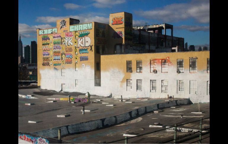 Imagen del antes (arriba) y el después (abajo) de la fachada del icónico edificio '5pointz'. AFP /