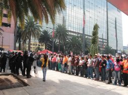 Elementos de la SSPDF repliegan a maestros de la CNTE que intentaban retomar las baquetas de Avenida de la República. NTX /