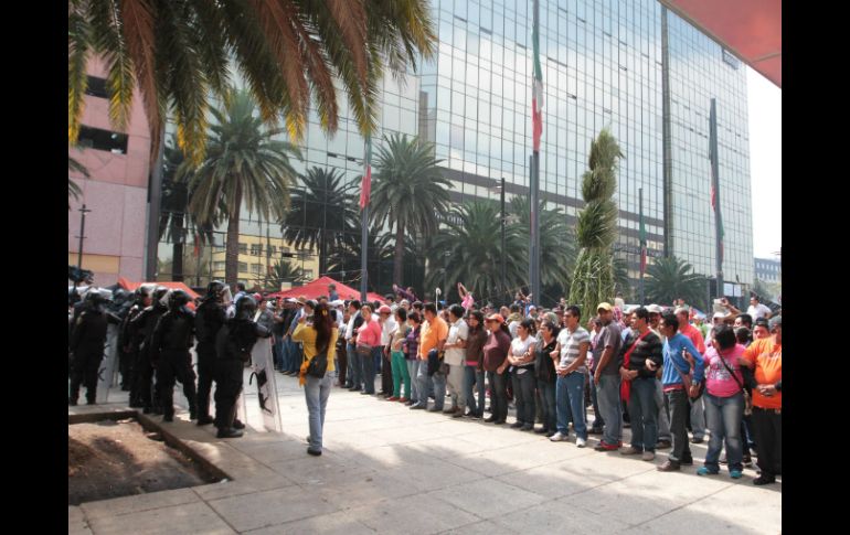 Elementos de la SSPDF repliegan a maestros de la CNTE que intentaban retomar las baquetas de Avenida de la República. NTX /