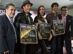 Directivos de la casa disquera Sony Music fueron los encargados de entregar a los tres cantantes el reconocimiento. NTX /