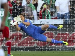 Moisés Muñoz atajo un penal durante el partido en Wellington. AP /