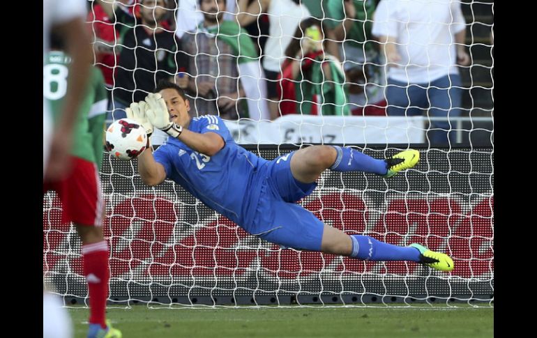 Moisés Muñoz atajo un penal durante el partido en Wellington. AP /