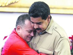 Diosado Cabello (i) entregó al mandatario las leyes especiales. AFP /