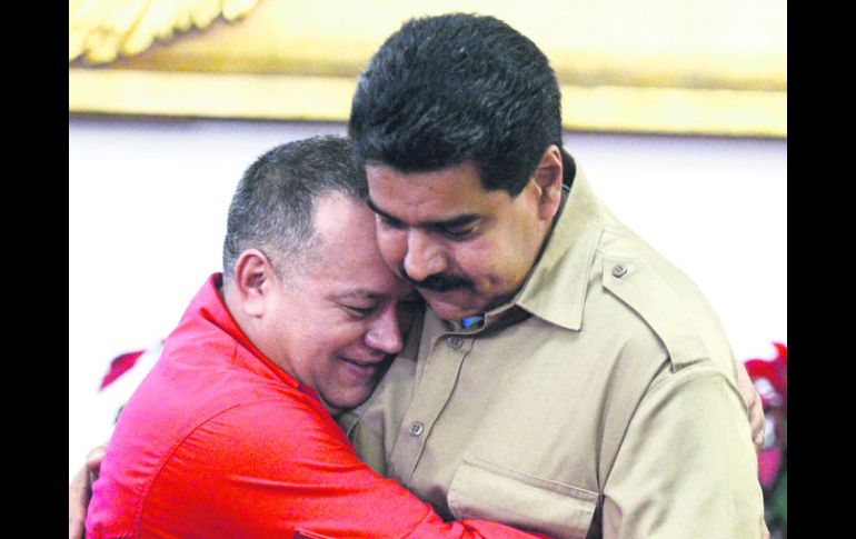 Diosado Cabello (i) entregó al mandatario las leyes especiales. AFP /