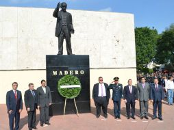 Funcionarios estatales y municipales colocan una ofrenda floral y realizan una guardia de honor en el monumento de Francisco I. Madero. ESPECIAL /