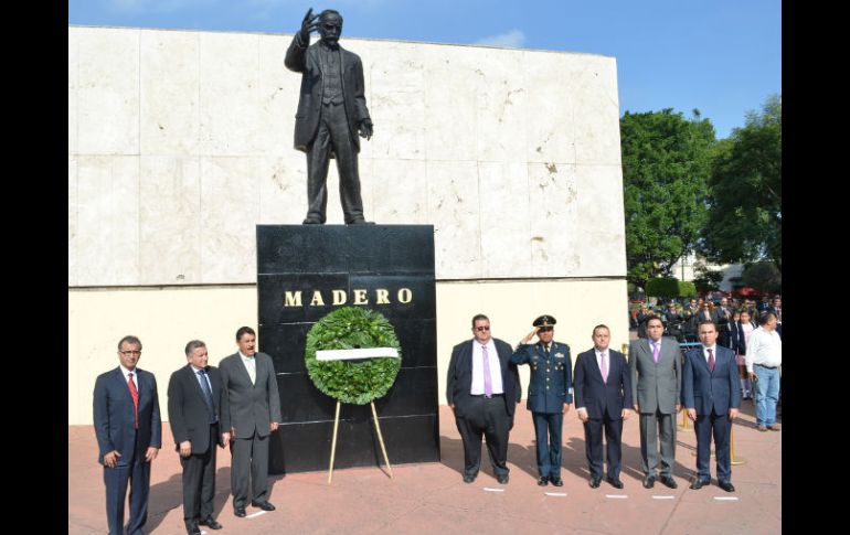 Funcionarios estatales y municipales colocan una ofrenda floral y realizan una guardia de honor en el monumento de Francisco I. Madero. ESPECIAL /