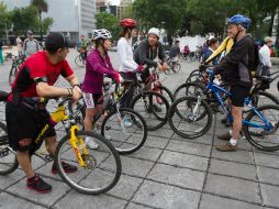 Un grupo de amigos dialoga durante su paseo en bicicleta. ARCHIVO /