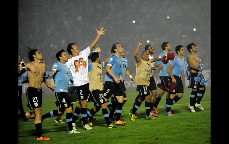 Jugadores de la selección uruguaya festejan su pase al Mundial. AFP /