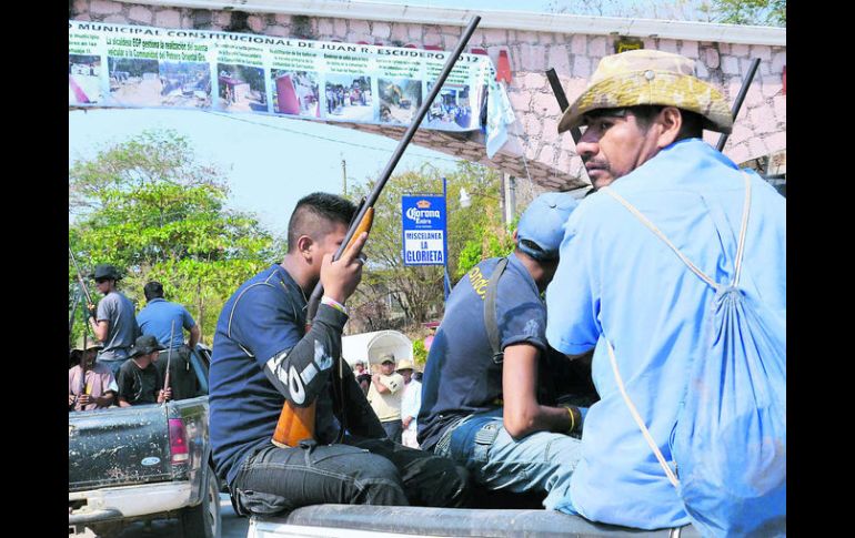 Los michoacanos se han armado para defenderse de los cárteles. NTX /