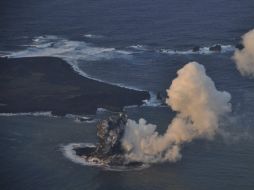 La fuerte actividad volcánica registrada en el Océano Pacífico ha formado una nueva pequeña isla a unos mil kilómetros al sur de Tokio. EFE /