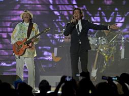 El guitarrista estadounidense Carlos Santana y el cantante colombiano Carlos Vives actúan en la gala. EFE /