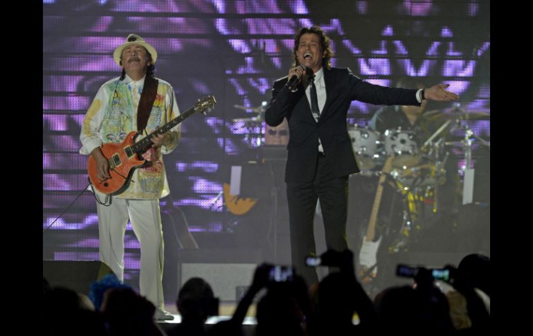 El guitarrista estadounidense Carlos Santana y el cantante colombiano Carlos Vives actúan en la gala. EFE /