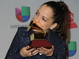 Natalia Lafourcade besa el premio que le entregaron por 'Mejor Música Alternativa'. AFP /