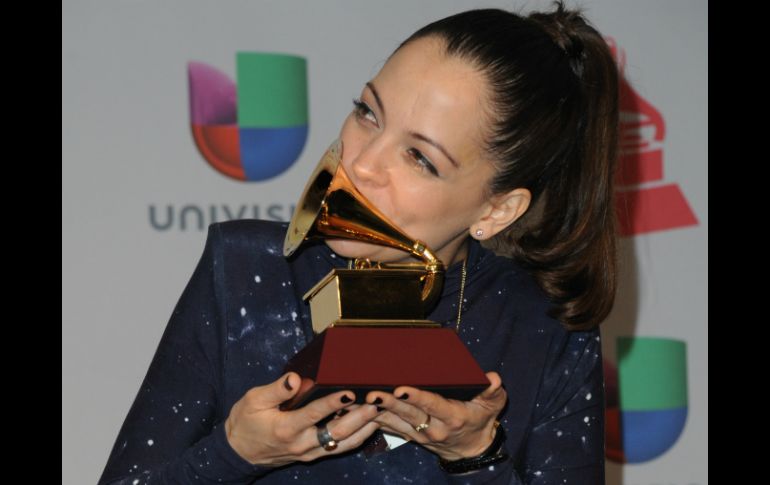 Natalia Lafourcade besa el premio que le entregaron por 'Mejor Música Alternativa'. AFP /