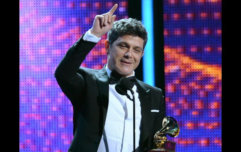 Alejandro Sanz agradeció a Gabriel Abaroa por permitir seguir realizando esta premiación. AFP /