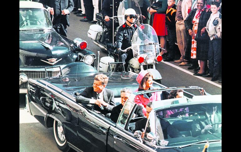 En la imagen. Jacqueline Onassis (de traje rosa) quien fuera la esposa del trigésimo quinto presidente de EU, John F. Kennedy. AP /