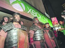 Hombres caracterizados de soldados romanos a la entrada del Best Buy Tehater, en Nueva York, previo al lanzamiento del Xbox One. AP /