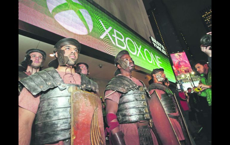 Hombres caracterizados de soldados romanos a la entrada del Best Buy Tehater, en Nueva York, previo al lanzamiento del Xbox One. AP /