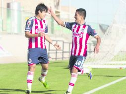 Javier ''Chofis'' López (izq) anotó el primer gol del partido de ida de semifinales en Torreón entre las Sub-20 de Santos y Chivas. MEXSPORT /