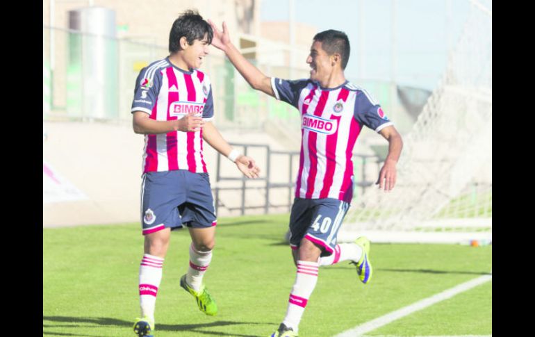 Javier ''Chofis'' López (izq) anotó el primer gol del partido de ida de semifinales en Torreón entre las Sub-20 de Santos y Chivas. MEXSPORT /