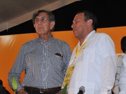 Cuauhtémoc Cárdenas al lado del actual presidente de partido, Jesús Zambrano, durante el congreso que se realiza en Oaxtepec. NTX /