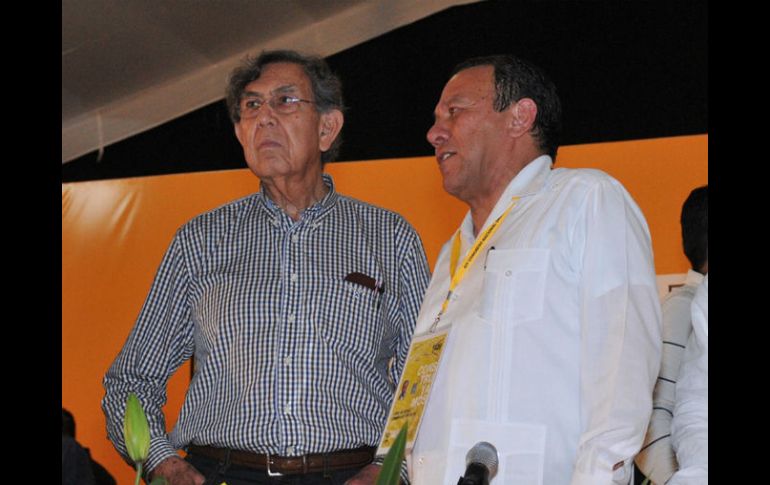 Cuauhtémoc Cárdenas al lado del actual presidente de partido, Jesús Zambrano, durante el congreso que se realiza en Oaxtepec. NTX /