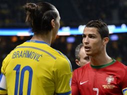 Zlatan Ibrahimovic y Cristiano Ronaldo se enfrentaron en la eliminatoria mundialista. Portugal consiguió su boleto. ARCHIVO /