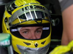 Nico Rosberg mantuvo el dominio sobre pista mojada en el último viernes de la temporada de Fórmula Uno hacia el Gran Premio de Brasil. AFP /