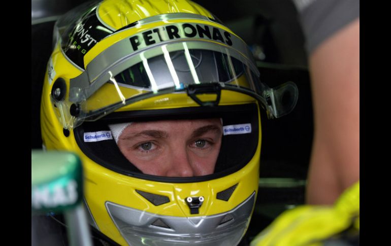 Nico Rosberg mantuvo el dominio sobre pista mojada en el último viernes de la temporada de Fórmula Uno hacia el Gran Premio de Brasil. AFP /