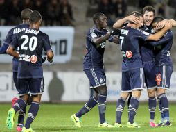 El delantero francés de Marsella Andre-Pierre Gignac, es felicitado por sus compañeros tras marcar un gol durante el partido. AFP /