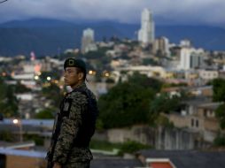 Un soldado vigila la sede del Partido Nacional durante una conferencia de prensa. AFP /