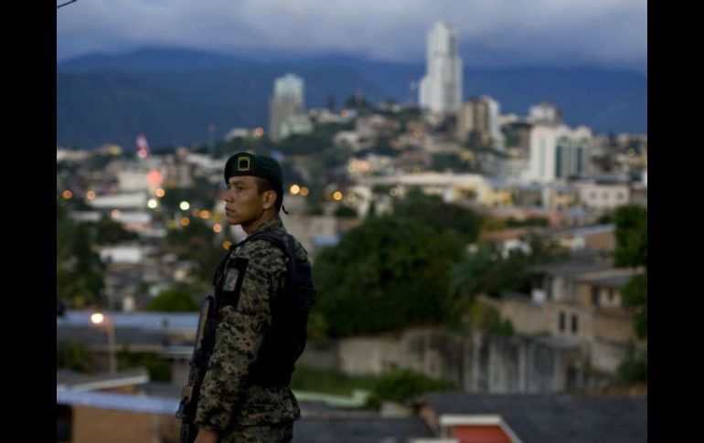 Un soldado vigila la sede del Partido Nacional durante una conferencia de prensa. AFP /