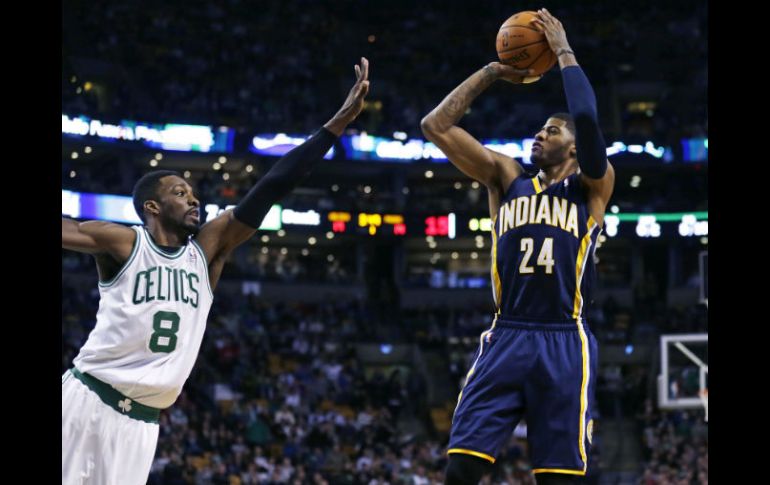 Paul George (der) tuvo otra actuación fulgurante en Boston, donde encestó 27 puntos. AP /