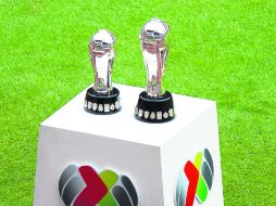 El trofeo de campeón (derecha) tendrá dueño; hoy arranca la Liguilla que definirá si alguien se lo arrebata al América o no. MEXSPORT /