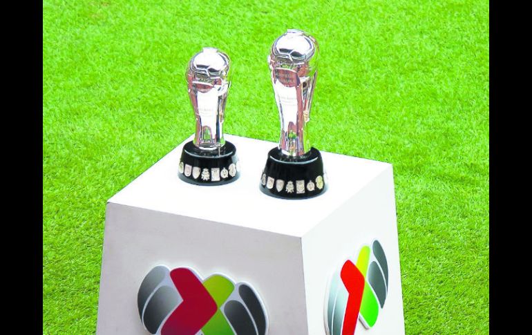 El trofeo de campeón (derecha) tendrá dueño; hoy arranca la Liguilla que definirá si alguien se lo arrebata al América o no. MEXSPORT /