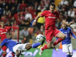 Acción de juego entre César Velázquez (d) de Toluca y Luis Amaranto Perea (i) de cruz azul. EFE /