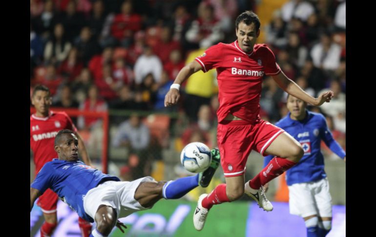 Acción de juego entre César Velázquez (d) de Toluca y Luis Amaranto Perea (i) de cruz azul. EFE /