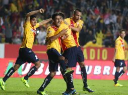 Jugadores celebran luego de terminar el partido. EFE /