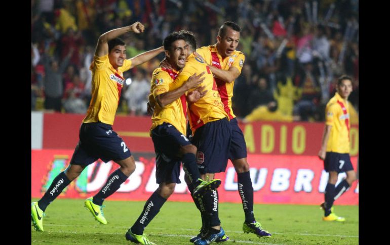 Jugadores celebran luego de terminar el partido. EFE /