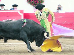 Joselito Adame confirmó su buen paso en Autlán. En la imagen torea en la Alberto Balderas de Autlán ayer. ESPECIAL /